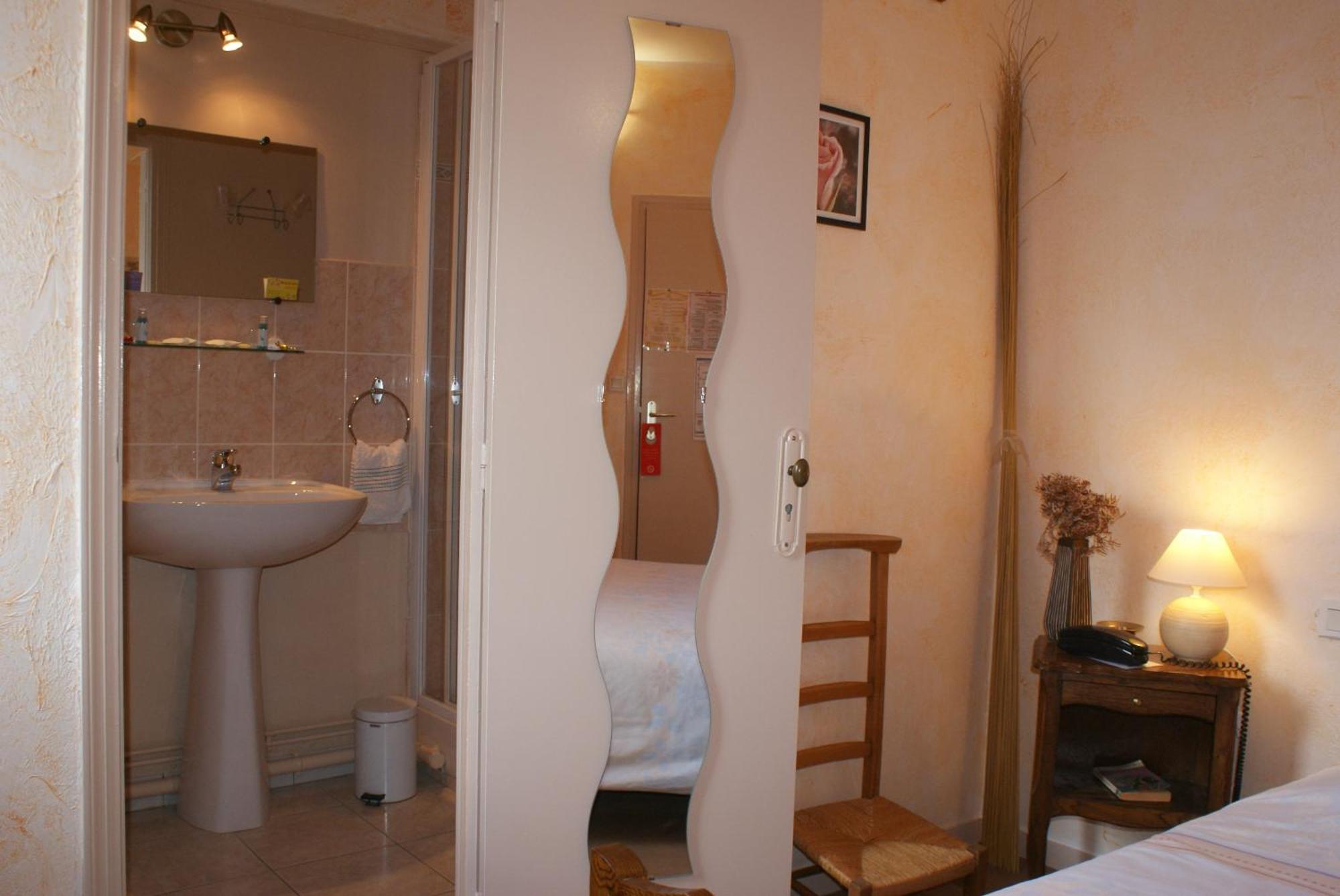 Hotel Le Dauphin Moulins-la-Marche 외부 사진