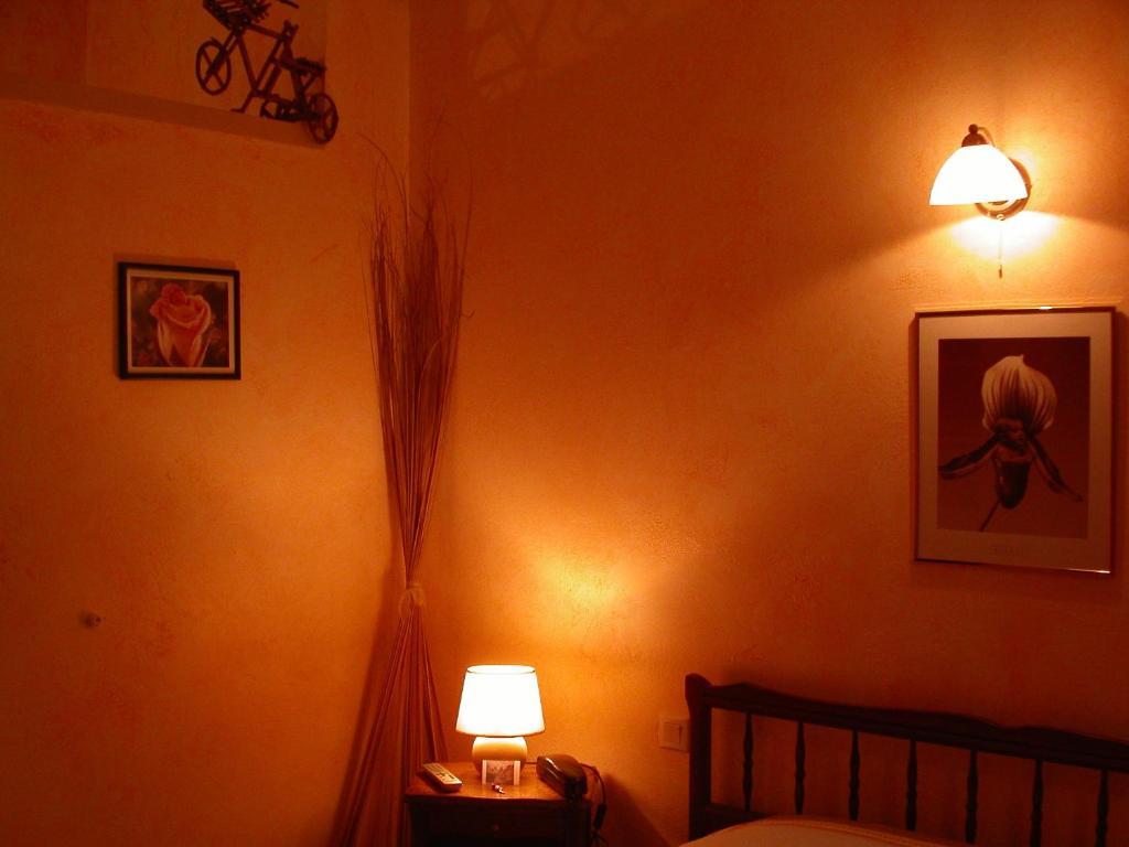 Hotel Le Dauphin Moulins-la-Marche 객실 사진